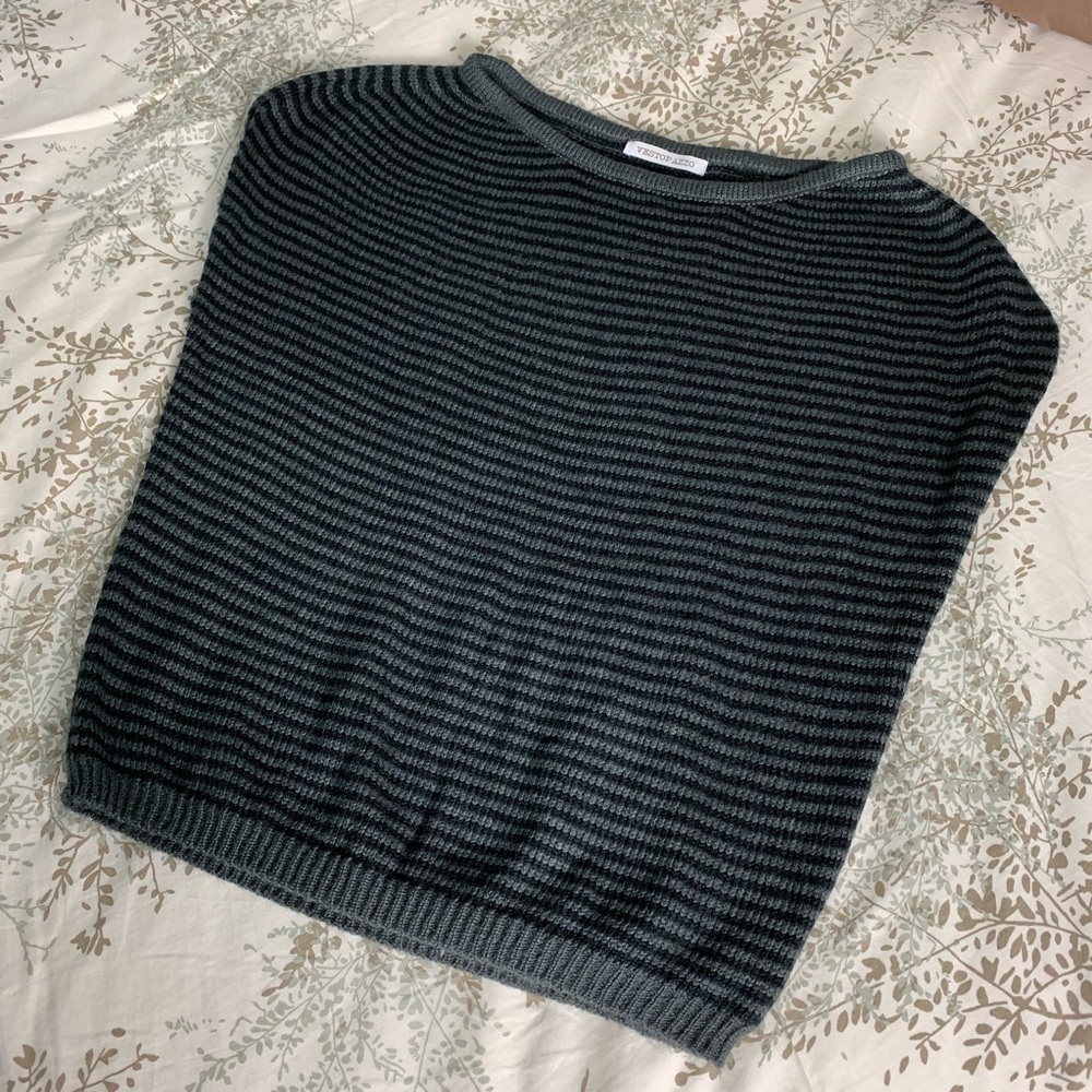 π« Sweater - Picture 2 of 4